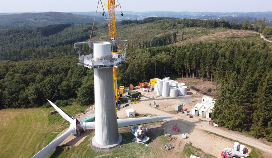 Beispiel Olpe: ein Kran stellt die abgesägten Segmente eines 97 Meter hohen Betonturms auf einer vorbereiteten Fläche ab und senkt die Arbeitsbühne anschließend in die nächste Etage hinab