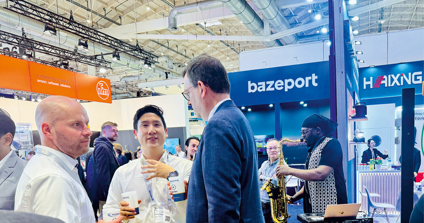 Lebhafter Austausch und internationales Interesse sind charakteristisch für die Weltleitmesse der maritimen Branche.