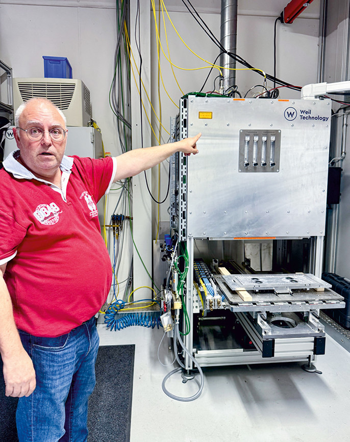 Erneuerbare-Energien-Manager Thomas Frey erklärt die Maschinen und Prozesse im Technologiezentrum.