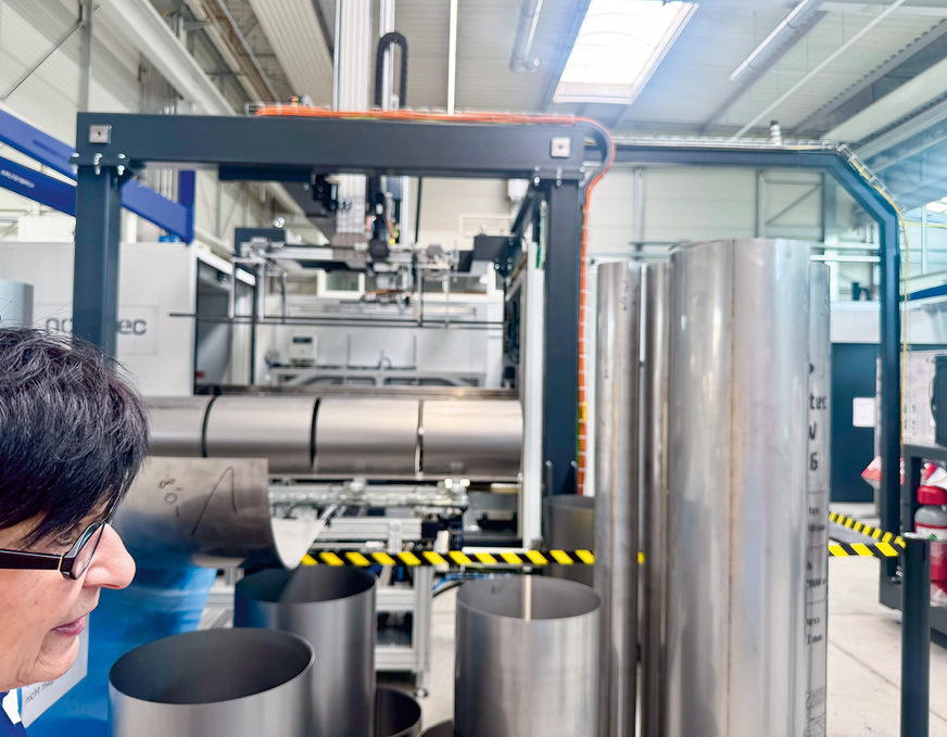 Während der Führung mit Susanne Tegel durch die Werkshallen von Weil Technology.