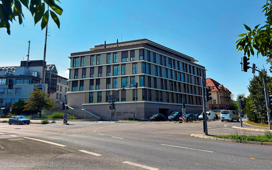 Zusammen mit den Photovoltaikanlagen auf dem Dach deckt die Solarfassade ein Drittel des Energiebedarfs des Gebäudes.