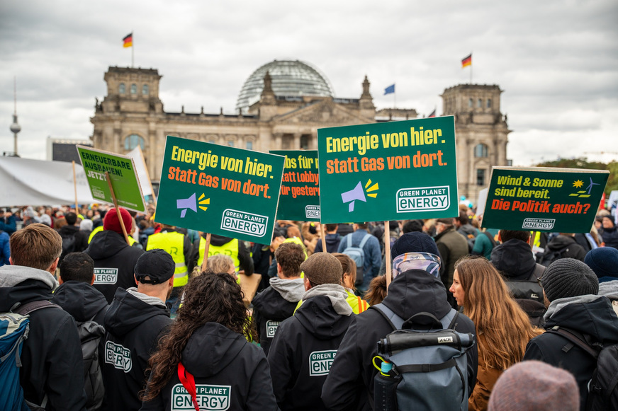 Die Kritik der Demonstranten richtet sich auch allgemein dagegen, die Erneuerbaren auszubremsen und stattdessen von fossile Energien aus Russland abhängig zu sein.
