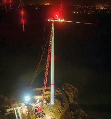 Errichtung des brandenburgischen WPD-Windparks Bietikow kurz vor Fertigstellung im Juni 2021.