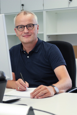 „Das Auto wird in das Energiekonzept des Gebäudes eingebunden und kann über seinen großen Speicher viel zur intelligenten Nutzung der erneuerbaren Ener­gien beitragen.“ Ralf Ossenbrink, E3/DC