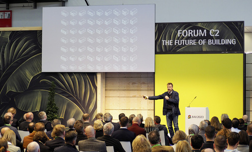 Auf dem Forum in der Halle C2 stand die Zukunft des Bauens im Mittelpunkt und zur Diskussion: Neben renommierten Architekten und Experten stellten junge Talente aus Afrika, Asien, Südamerika und Europa ihre aktuellen Projekte und ihre neuen Herangehensweisen vor.