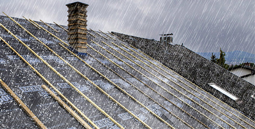 Diffusionsoffene Unterdeckbahn: Gemäß Hersteller ist sie hitzebeständig, schlagregendicht, hagelsicher (HW5) und hält mindestens vier Monate Freibewitterung aus.