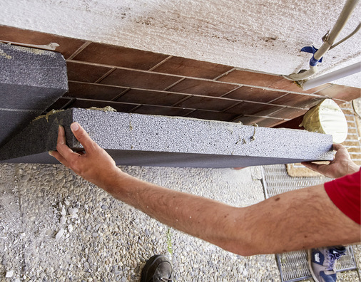 Für die Sockeldämmung, auf der die Wanddämmplatten aufliegen, müssen stabilere Platten verwendet werden, mit höherer Rohdichte und Festigkeit.