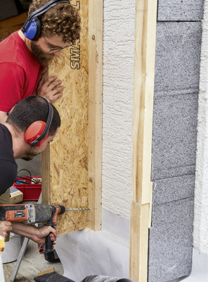 Eine Alternative zum WDVS ist eine Konstruktion aus Z-Trägern, die anschließend zum Beispiel mit Klemmfilzen aus Mineralwolle gefüllt wird.