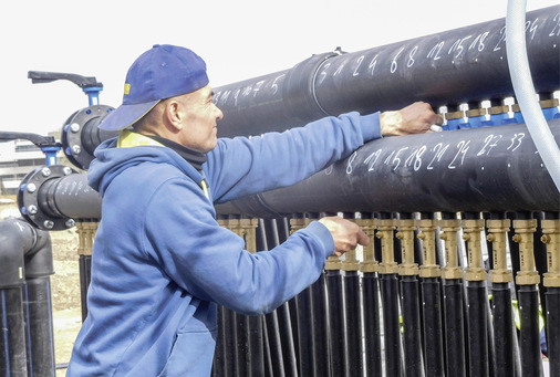 Die Wärme aus dem Erdsondenfeld kommt über Wärmesammler an den einzelnen Baufeldern an.