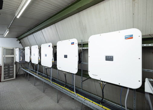 Installation der Stringwechselrichter für die Dachanlage.