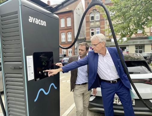 Die Digitalisierung der Netze in Lüneburg dient auch der E-Mobilität: Erster Stadtrat Markus Moßmann (links), Avacon-Generalbevollmächtigter Thomas Meyer vor Schnellladesäule.