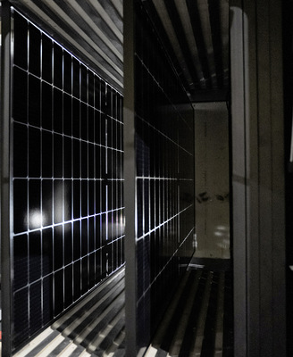 Halterungen sichern das Modul im Lkw.