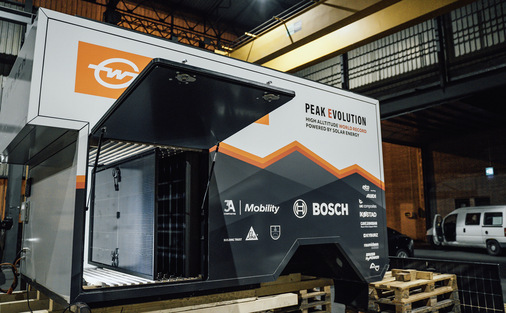 Expeditionsaufbau und Fahrzeug passen gemeinsam in einen 40-Fuß-Container.