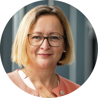 „Wir spüren flächendeckend in Europa, dass die Nachfrage durch Inflation, steigende Kreditzinsen und wieder gesunkene Energiepreise etwas nachlässt. Dadurch wird der Wettbewerb für alle Akteure inklusive der regionalen Installateure wieder intensiver.“   Annegret Schneider,  Meyer Burger