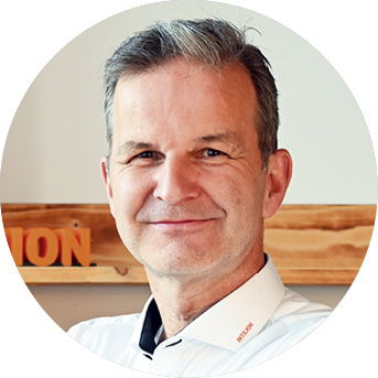 „Mit unserem End-to-End-Servicepaket von der Projektierung bis zum Lebensende des Speichers bieten wir unseren Kunden nicht nur das Produkt, sondern eine Komplettlösung.“   Martin Peters,  Intilion