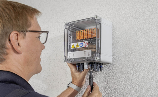 Anschluss des Feuerwehrschalters am Gebäude.