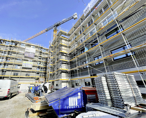 Aufgrund ihrer Vor- und Rücksprünge sind die Punkthäuser in der ­Allacher ­Straße eigentlich nicht optimal für eine serielle Sanierung geeignet. B&O hat trotzdem eine überzeugende Lösung gefunden.