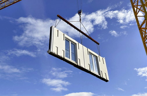 Die seriellen Neubau­elemente für die Aufstockung sind 8 Meter lang und wiegen 3,5 Tonnen.