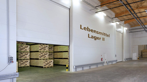 Sektionaltore bieten einen besonders guten Wärme­schutz und werden zum Beispiel in Kühl­häusern und Lagerhallen der Lebensmittel­wirtschaft eingesetzt.