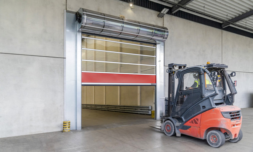 Dieses laut Hersteller schnellste Spiraltor der Welt öffnet mit vier und schließt mit 3,5 Meter pro Sekunde, minimiert damit längere Aufstehzeiten und reduziert damit Lüftungswärmeverluste.