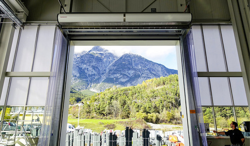 Luftschleieranlage: Kleine Blasrohre erzeugen einen Vorhang aus zum Boden gerichteten Luftstrahlen, die eine Barriere gegen die kühle Außenluft bilden.