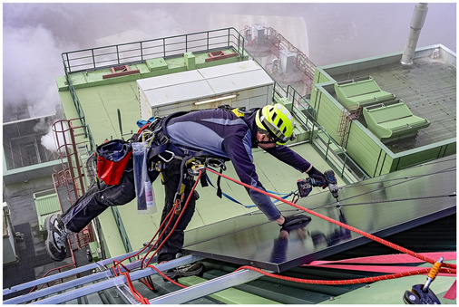 Arbeiten in luftiger Höhe: Industriekletterer montieren die Solaranlage.