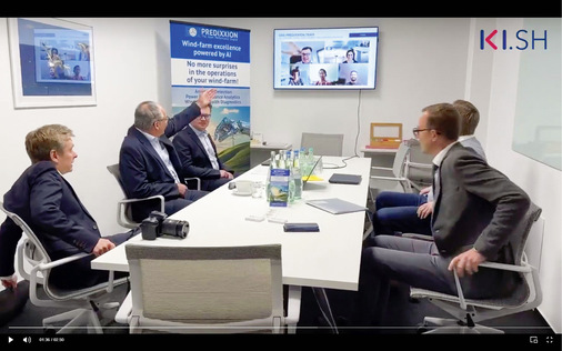 Die Führung von Wind ­Service Offshore erklärt Vertretern der Landes­regierung die KI Predixxion.