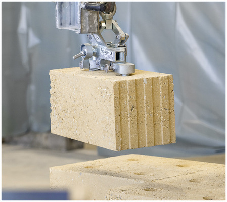 2 Lehm statt Ziegel – der formgepresste Lehmstein Conclay ist eine nachhaltige Alternative zu energieintensiven Mauersteinen. - © Bild: Conclay 2 Lehm statt Ziegel – der formgepresste Lehmstein Conclay ist eine nachhaltige Alternative zu energieintensiven Mauersteinen.