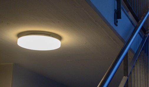 Installation der RS PRO R10 plus SC als Deckenleuchte im Treppenhaus der Wohnanlage Rütihof