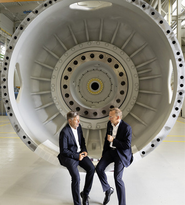 Flender-Chef Andreas Evertz (rechts) und Bundes­umweltminister Robert Habeck an einem Getriebe für Zehn-Megawatt-Anlagen im Meer