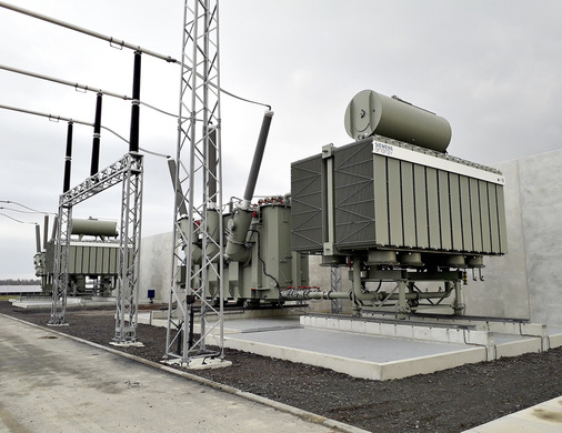 Zwei große Transformatoren spannen auf 380 Kilovolt hoch, für die Einspeisung in die höchste Netzebene.