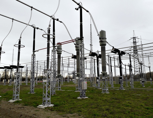 Für den Anschluss wurde eigens ein Umspannwerk geplant und gebaut. Es wird von der Leag betrieben.