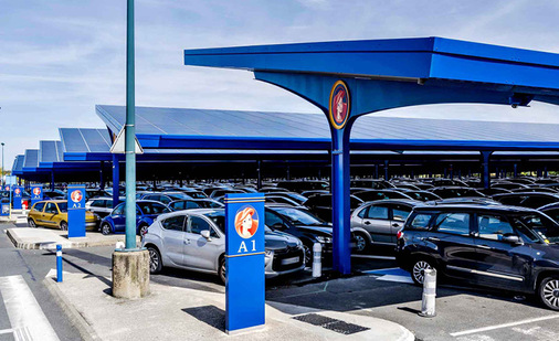 Insgesamt 11.200 Parkplätze wurden mit Solarpaneelen überdacht.