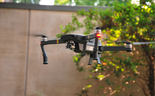 Mit Drohnen können Dächer nach Starkregen- und anderen Extremwetterereignissen auf eventuelle Schäden hin inspiziert werden.