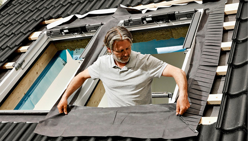 Zwischenschritt der Montage: Die umlaufende Schürze führt unter die Eindeckung gelangtes Regenwasser vom Rahmen weg aufs wasserdichte Unterdach.