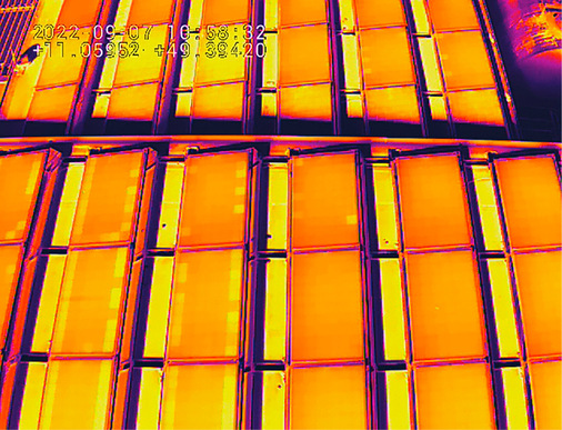 2 Thermografiebilder zeigen Schäden an Moduloberflächen. So weisen die einzelnen helleren Zellen im Bild auf Defekte hin, in diesem Fall vermutlich infolge mechanischer Belastung.