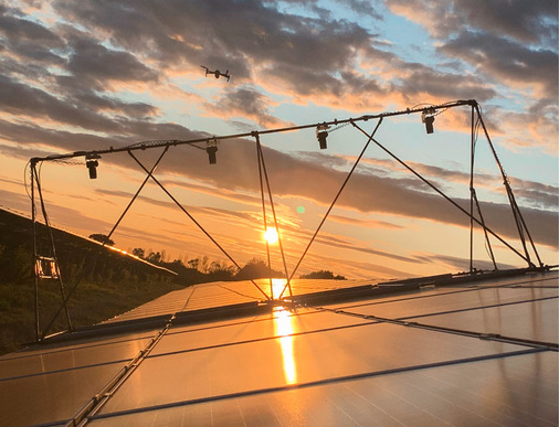 3 Für Elektro-Lumineszenz-Messungen werden Kameras auf einem Rahmen montiert, um einen gleichmäßigen Abstand zu den Modulen zu gewährleisten. Je nach Messmethode können auch Drohnen für die Aufnahmen genutzt werden.