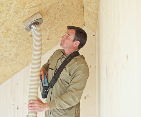 Der Zelluloseanteil wirkt wie ein Gleitmittel und verbessert das Fließverhalten gegenüber reiner Holzfaser-Einblasdämmung.