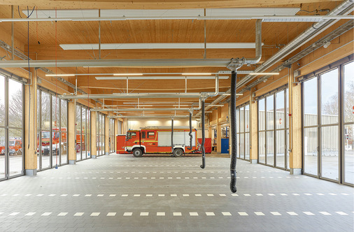 3 Herzstück der Wache ist die sieben Meter hohe Fahrzeughalle, in der fünf Einsatzfahrzeuge Platz finden und die nach zwei Seiten raumhoch geöffnet werden kann.