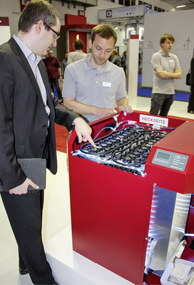 Schnappschuss von der EES ­Europe aus den Anfangsjahren, am Stand von IBC Solar.