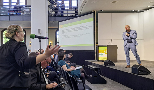 Tobias Fresenius vom BMWK referierte zur aktuellen Förderung der Energie­beratung und betonte: „Es gibt keinen Grund zu Skepsis und Besorgnis.“