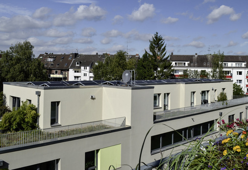 Anlagen auf Mehrfamilienhäusern lassen sich in Zukunft einfacher realisieren.