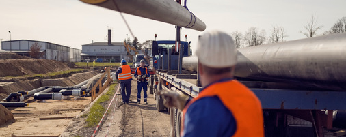 Rohre zum Fernwärmenetz werden verlegt. Das bis zu 110 Grad heiße, solar erwärmte Wasser wird künftig durch sie zu den Übergabestationen der Leipziger Kunden geleitet. - © Bild: Leipziger Gruppe Rohre zum Fernwärmenetz werden verlegt. Das bis zu 110 Grad heiße, solar erwärmte Wasser wird künftig durch sie zu den Übergabestationen der Leipziger Kunden geleitet.