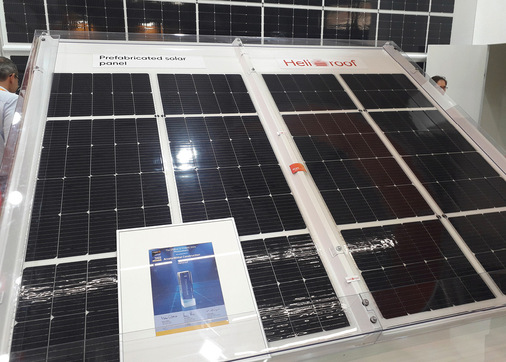 Vorgefertigte Stahlelemente mit Solarbahnen von Arcelor-Mittal.