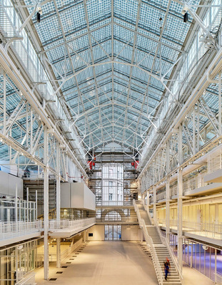 Vormals ein luftverschmutzendes Kraftwerk, jetzt eine Kathedrale des Lichts, die mit 4578 gebäudeintegrierten Glas-Glas-PV-Modulen nachhaltig bis zu einer Gigawattstunde Solarstrom produziert.