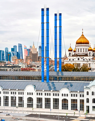 Tradition und Moderne prägen die Skyline von Moskau – Kuppelgebäude, Hochhäuser und ein ehemaliges Kraftwerk mit BIPV-Solarglasdach.