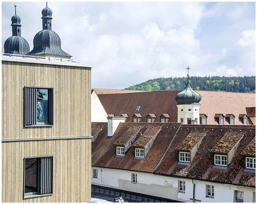 Das neue Seminargebäude St. Wunibald ist dem Kloster Plankstetten zugehörig und besteht weitgehend aus ökologischen Baustoffen.
