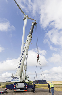 links: Rückbau einer Windkraftanlage durch Hagedorn rechts: Andreas Kronfuß, Geschäftsführer von AK Fehmarn, beim Rückbau einer Altwindturbine unten: Verladung zerlegter Turbinenteile fürs Recycling