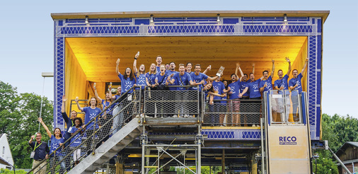 So sehen Sieger aus! Das Team RoofKIT belegte mit ­seiner Idee einer Auf­stockung, die auf den vier Säulen der Nachhaltigkeit ruht, den ersten Platz beim ­dies­jährigen Solar Decathlon Europe in Wuppertal.