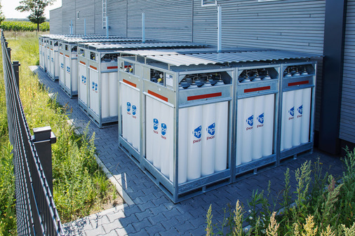 Statt Holz vor der Hütte bunkert Küpper „einen Ster“ Wasserstoff – voll befüllt sind es 440 kg.